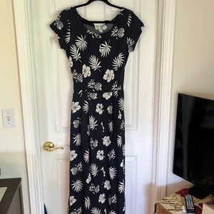 Apart long dress with flower pineapple design. Great condition